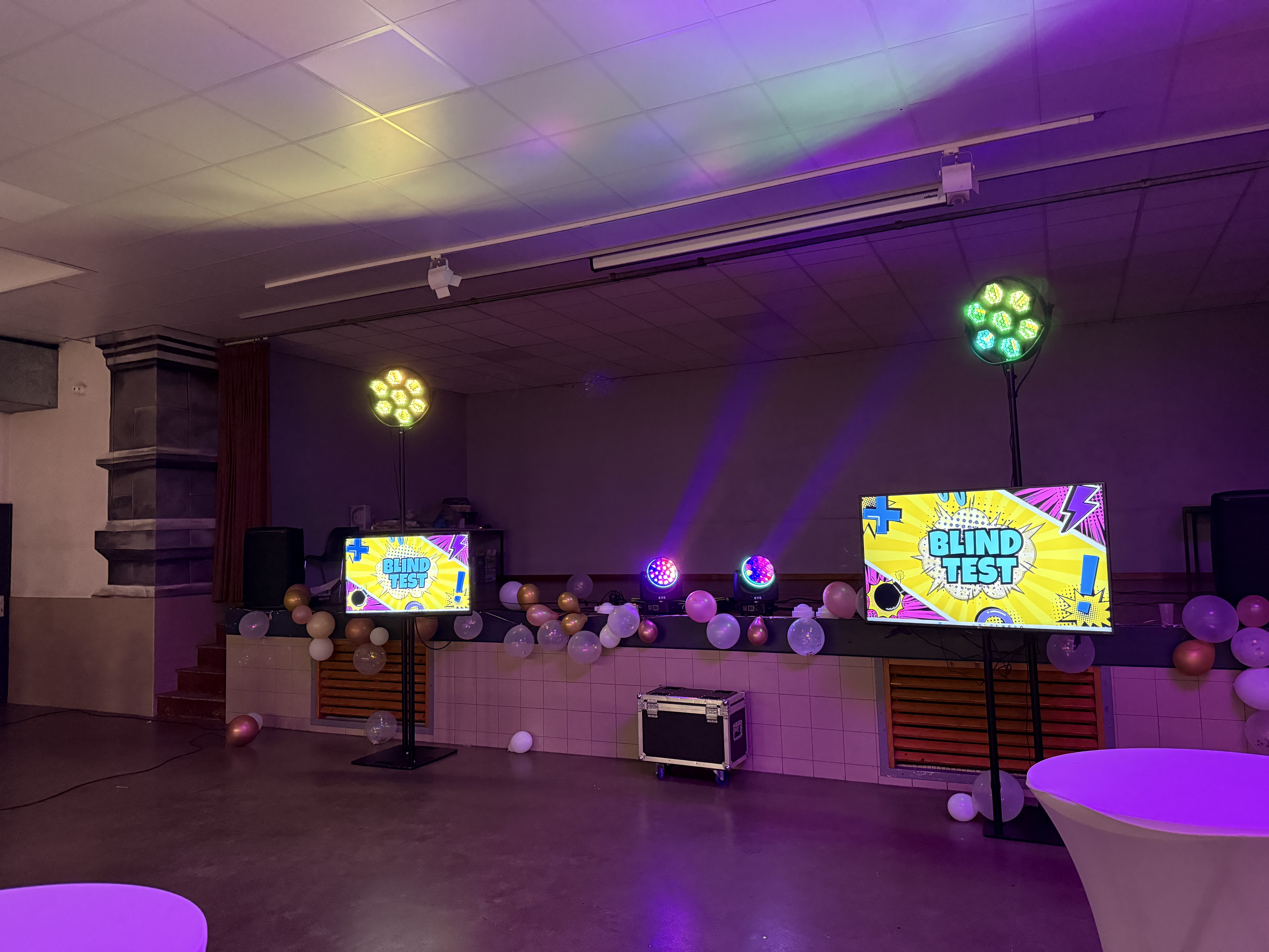 Animation blind test soirée avec écrans géants et jeux de lumières